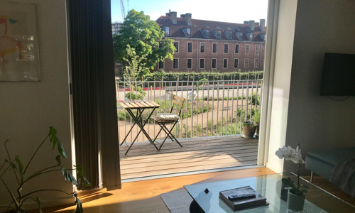 Unfurnished 4 room apartment in a 1 year old building. Super central. Close to metro