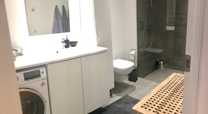 Unfurnished 4 room apartment in a 1 year old building. Super central. Close to metro