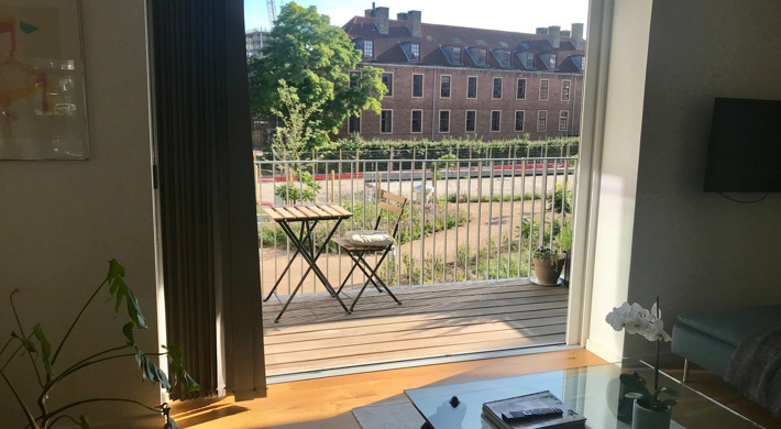 Unfurnished 4 room apartment in a 1 year old building. Super central. Close to metro