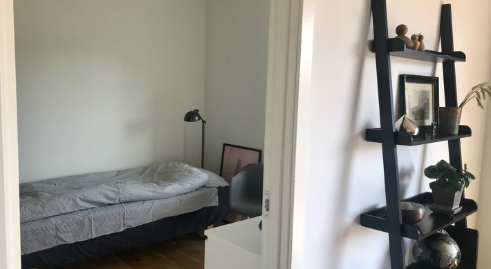 Unfurnished 4 room apartment in a 1 year old building. Super central. Close to metro