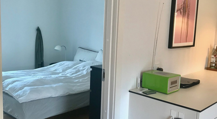 Unfurnished 4 room apartment in a 1 year old building. Super central. Close to metro