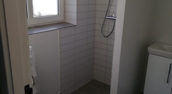Nyrenoveret lejlighed med store altaner