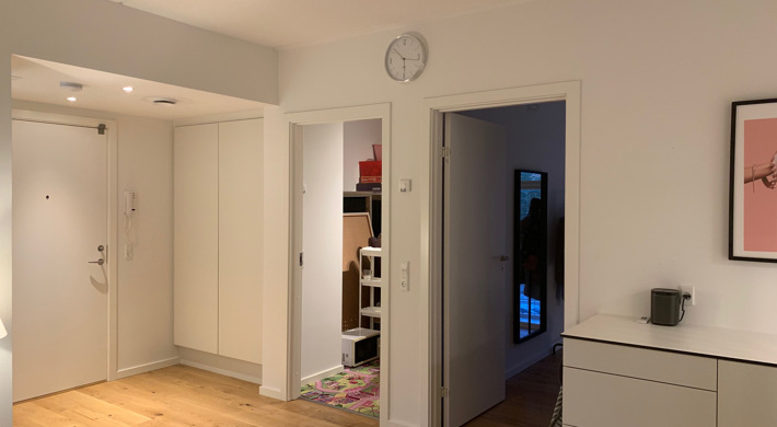 Unfurnished 4 room apartment in a 1 year old building. Super central. Close to metro