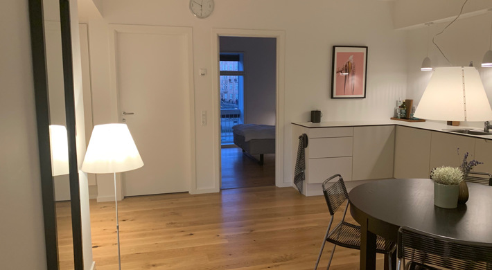 Unfurnished 4 room apartment in a 1 year old building. Super central. Close to metro