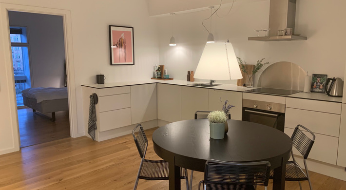 Unfurnished 4 room apartment in a 1 year old building. Super central. Close to metro