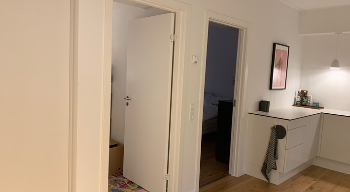 Unfurnished 4 room apartment in a 1 year old building. Super central. Close to metro