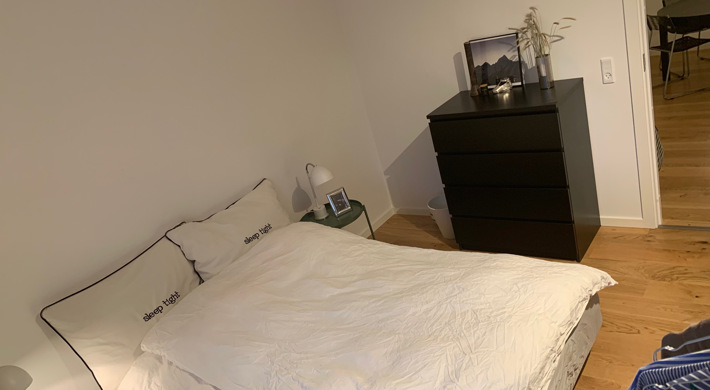 Unfurnished 4 room apartment in a 1 year old building. Super central. Close to metro