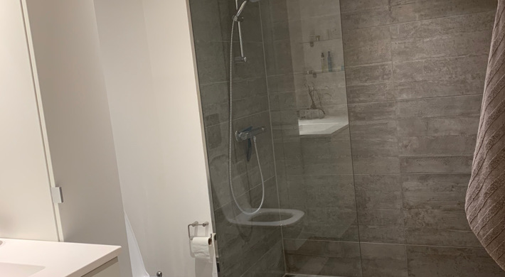 Unfurnished 4 room apartment in a 1 year old building. Super central. Close to metro