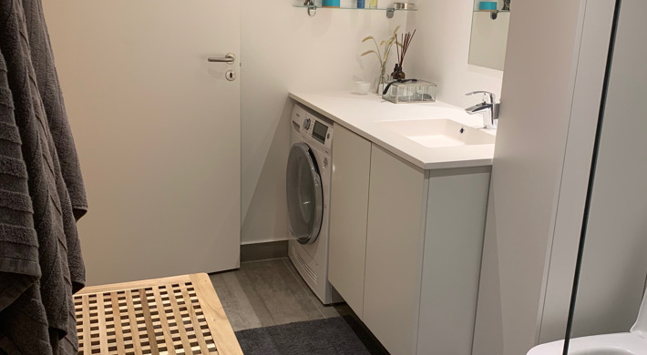 Unfurnished 4 room apartment in a 1 year old building. Super central. Close to metro