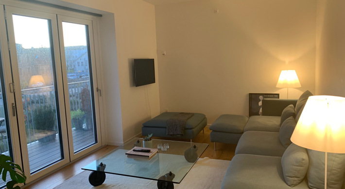 Unfurnished 4 room apartment in a 1 year old building. Super central. Close to metro