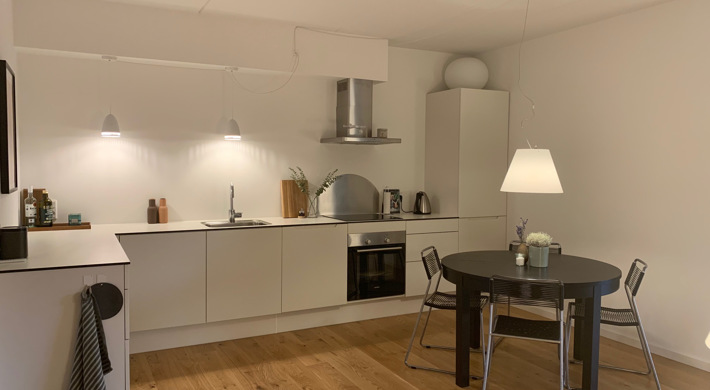Unfurnished 4 room apartment in a 1 year old building. Super central. Close to metro