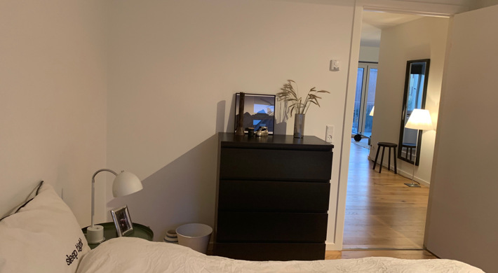 Unfurnished 4 room apartment in a 1 year old building. Super central. Close to metro