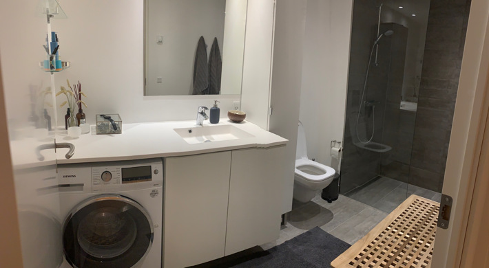 Unfurnished 4 room apartment in a 1 year old building. Super central. Close to metro